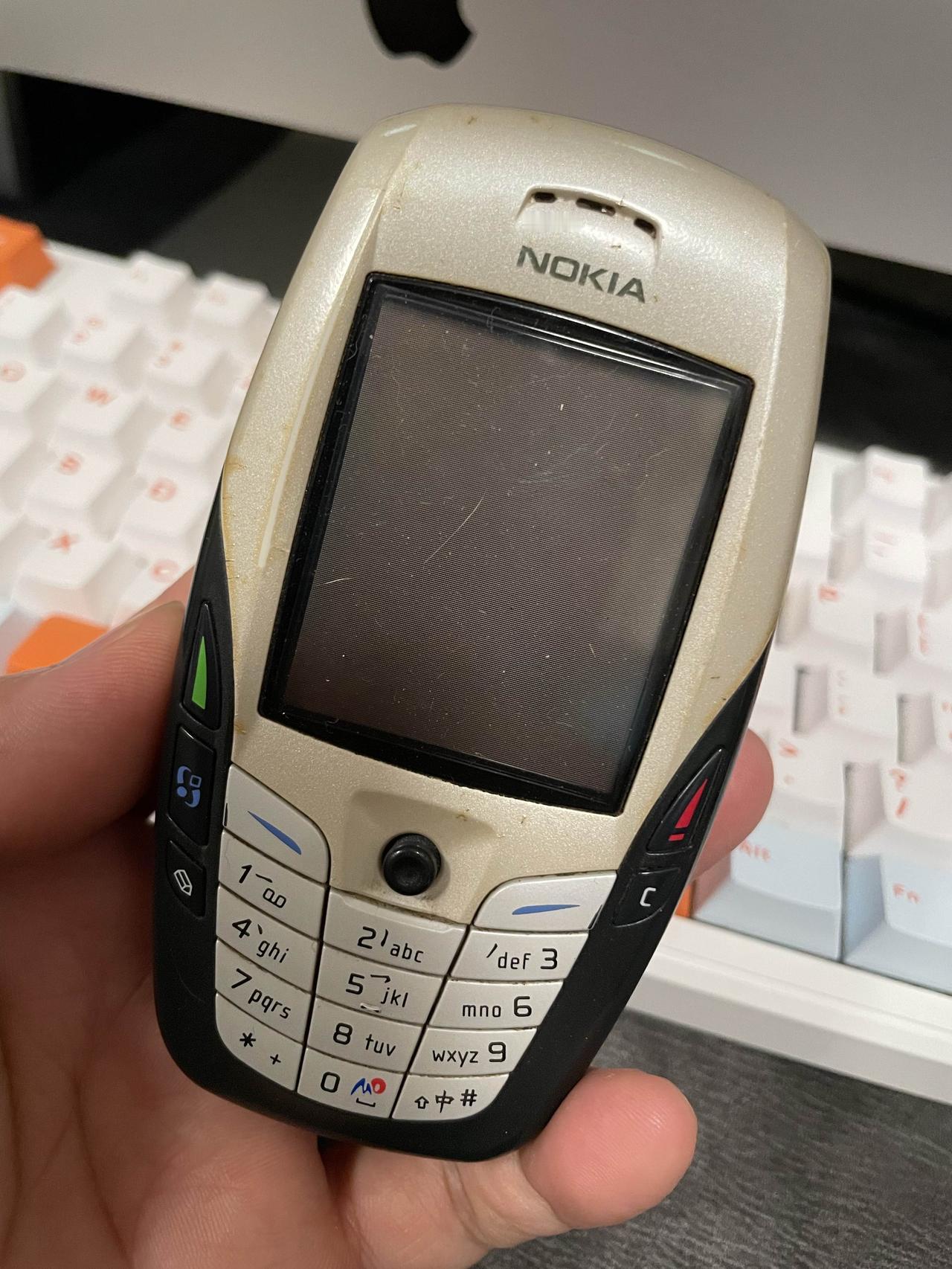 广州鬼市花了五块钱淘的诺基亚老手机，壳子黄了点，按键都磨得发亮。按了按开机键，开