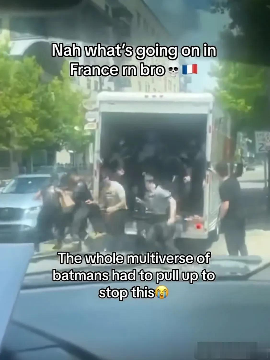 大清早，法国大街上，
被当地老百姓抓拍到的一幕，
一卡车蒙面健壮的“平民”下车准
