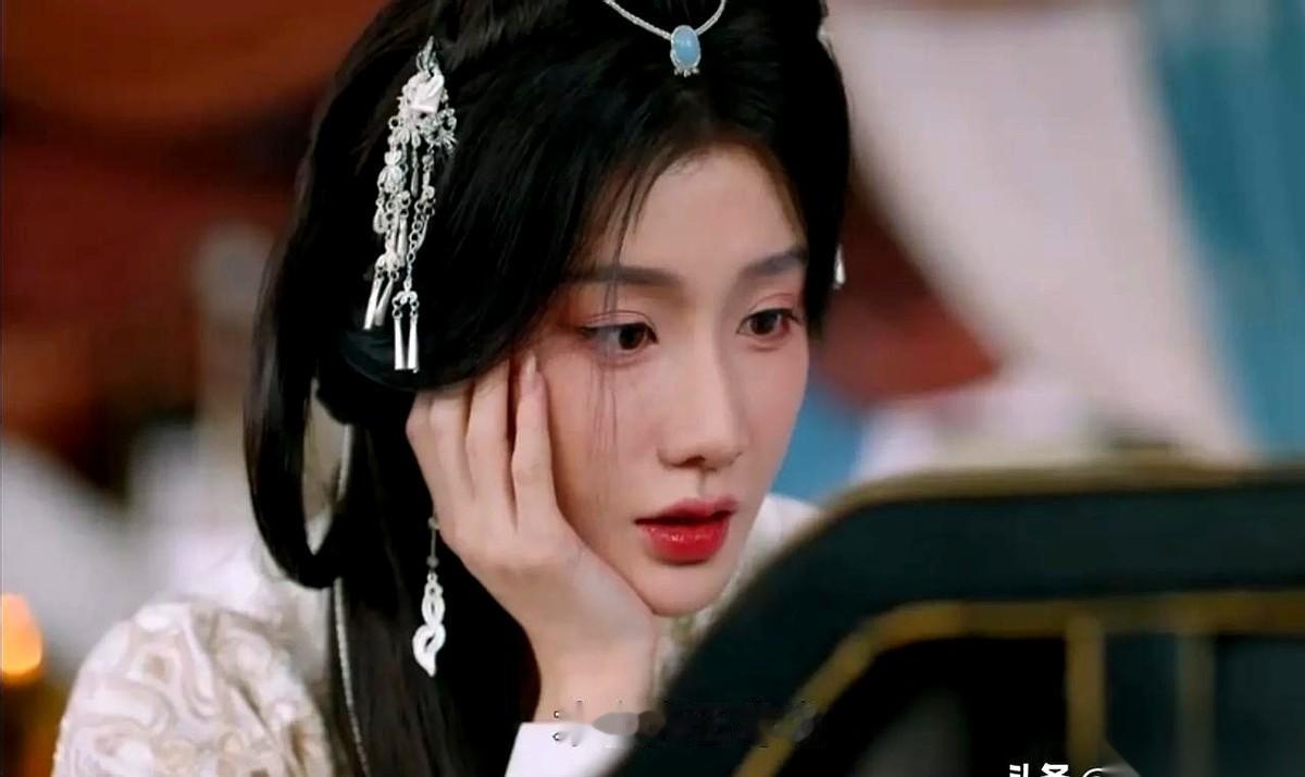 这剧干脆改名叫《杜听馨传》得了。
我寻思半天，女主到底是谁？戏份还没人家女二的零