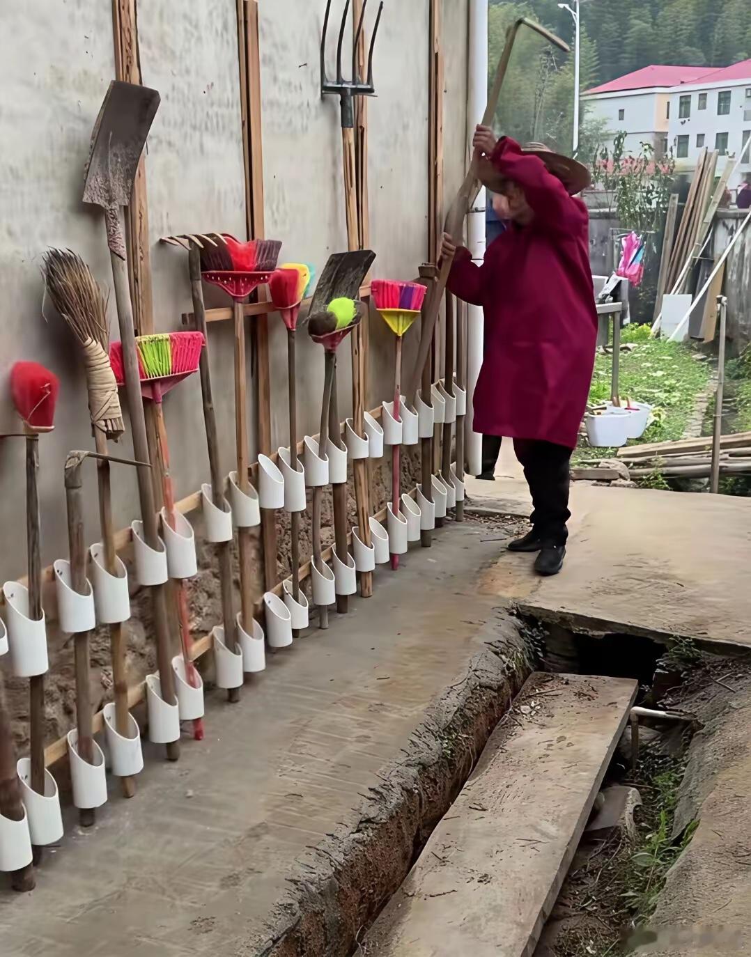 这位阿姨属实聪明了，竟然能想到这种方法，把水管锯掉一截，然后就可以放各种农具了，