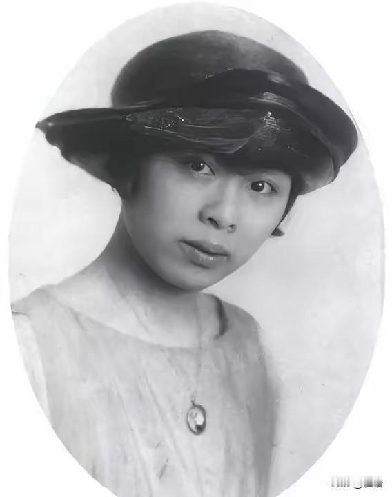 虽然徐志摩嫌弃张幼仪土气，但晚上却仍然跟她行“夫妻”之事，张幼仪晚年也曾回忆说：