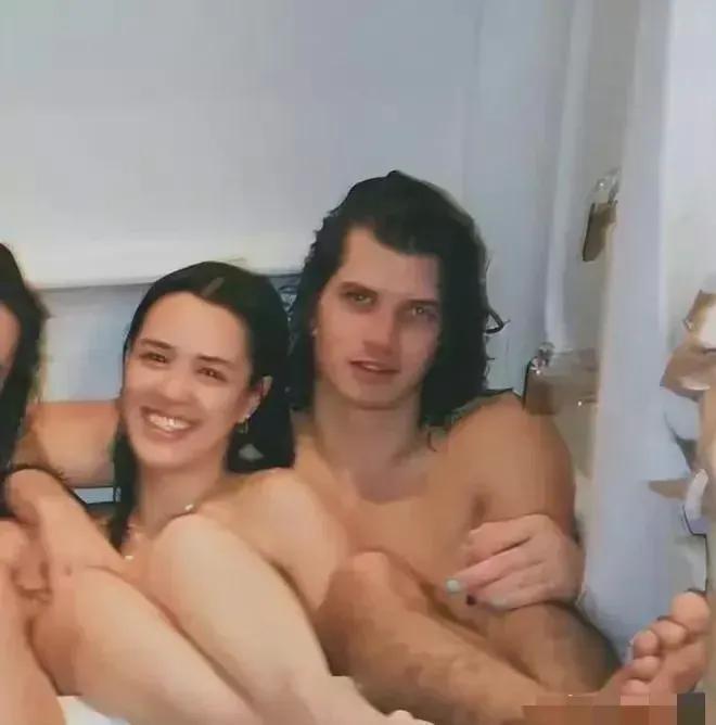 钟丽缇23岁大女儿太豪放了，竟然跟一对闺蜜和前男友躺在浴缸里，从照片来看，几个人