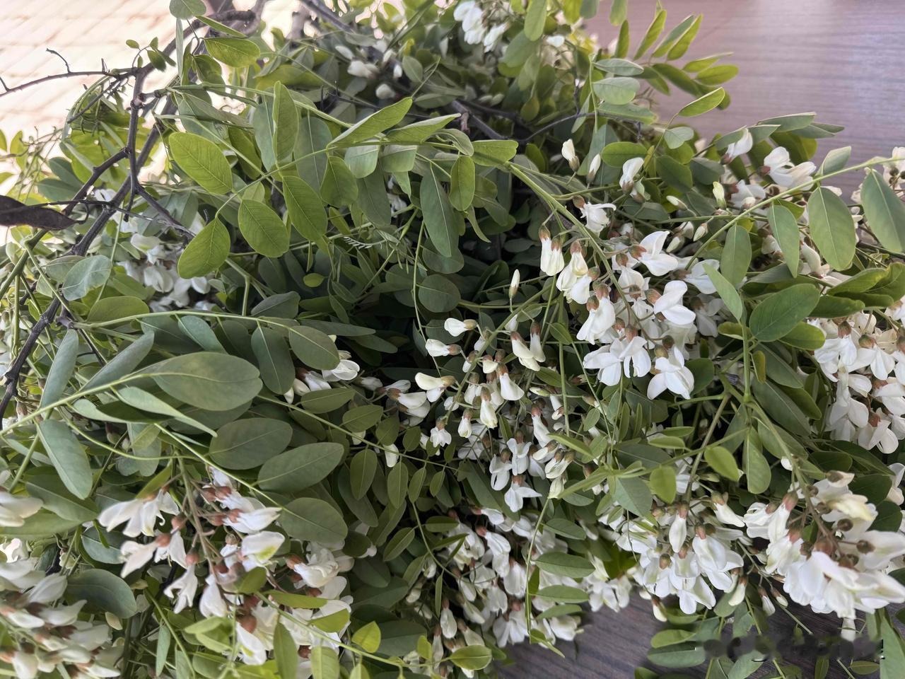 下联：明天春风浩荡。