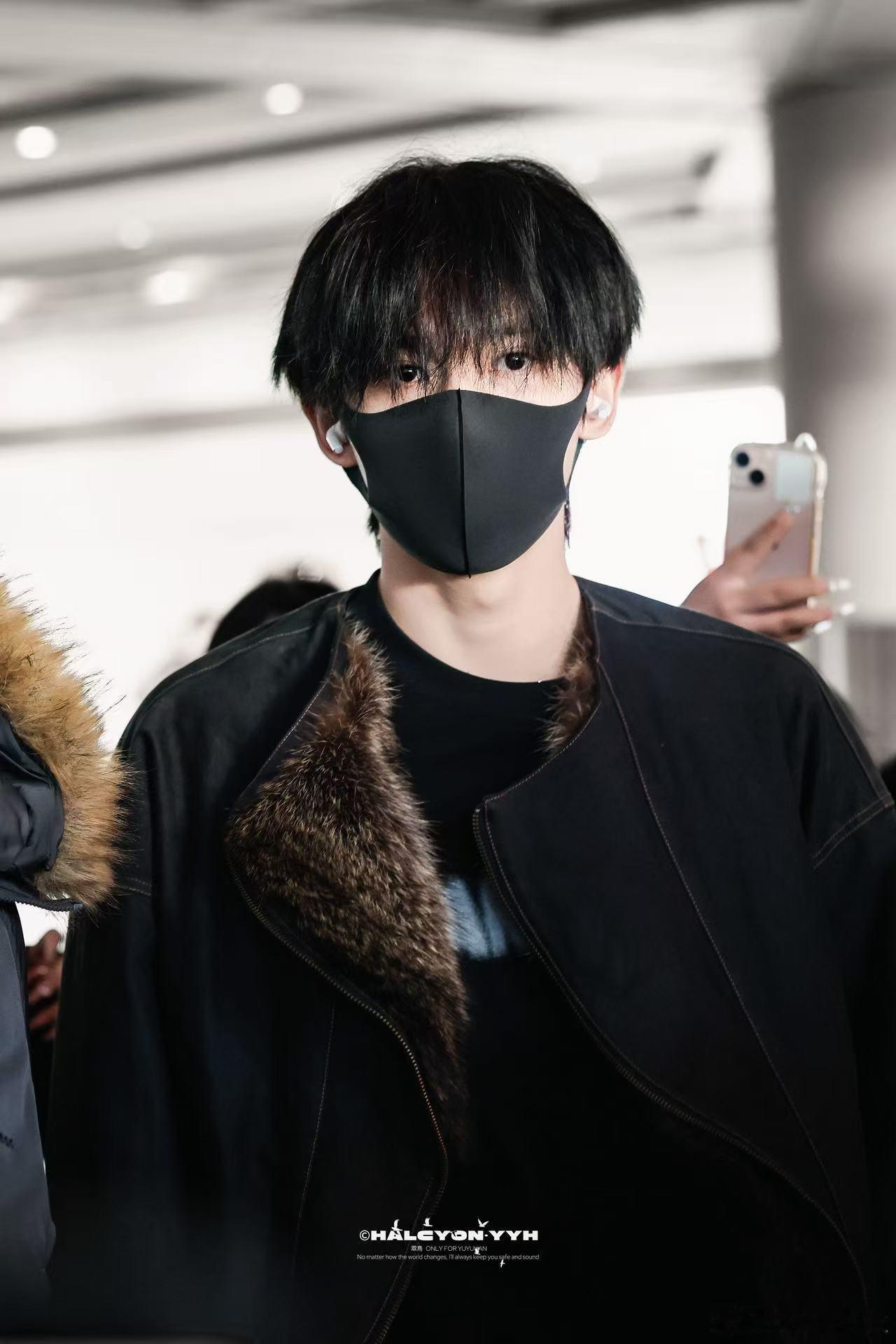 余宇涵在零下的北京就穿这么点 余宇涵这波真的帅到我了，气场全开，让人一眼就记住。