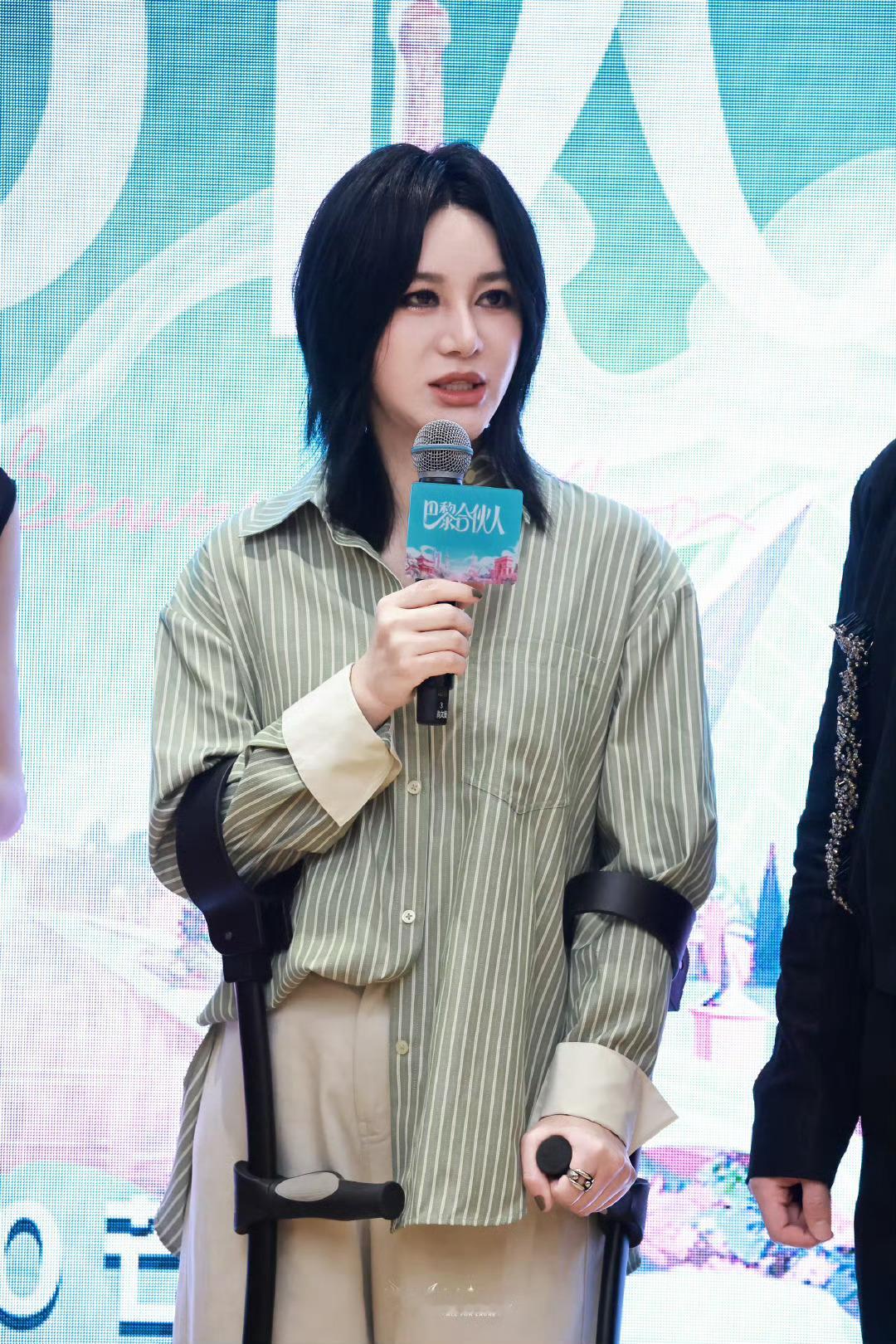 尚雯婕说坐轮椅也要来录巴黎合伙人 尚雯婕脚崴坐轮椅仍坚持录制，她等此机会20年。