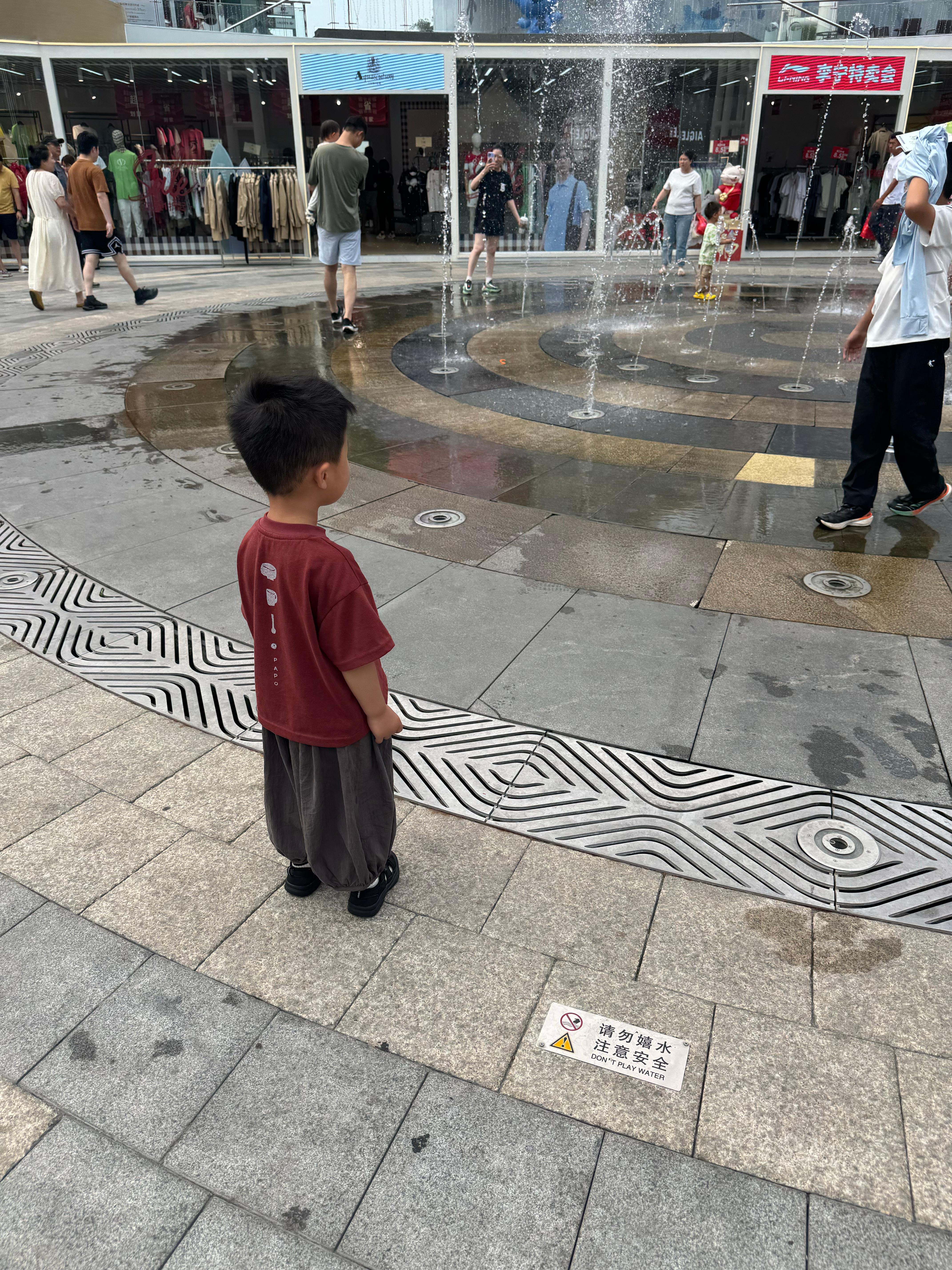 爱守规矩的小孩很难理解牌子上写着请勿戏水为什么还有很多小孩在玩。虽然不认字但是看