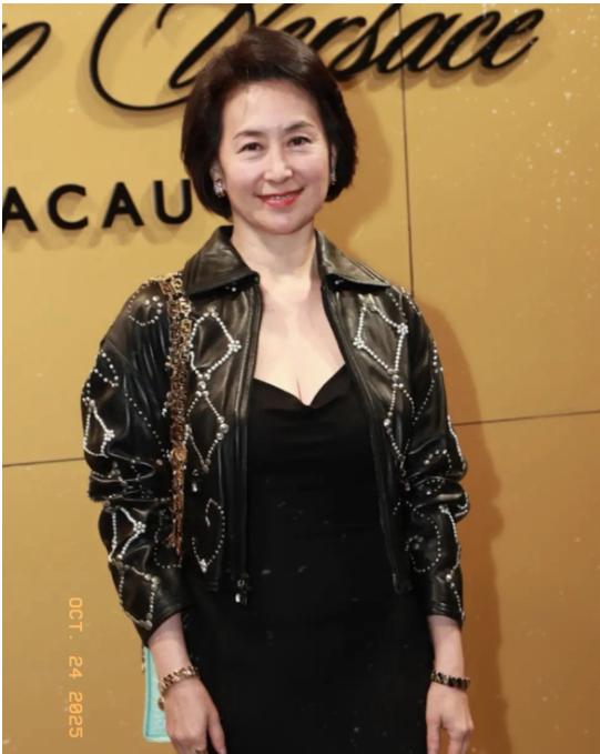 何家气数没那么容易尽，
原因很简单，
那就是何超琼都63岁了，还在商界拼得风生水