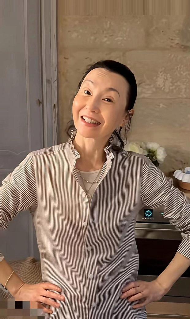 直面真实样貌的张曼玉，不刻意雕琢，尽显松弛从容的生活状态。 ​​​
