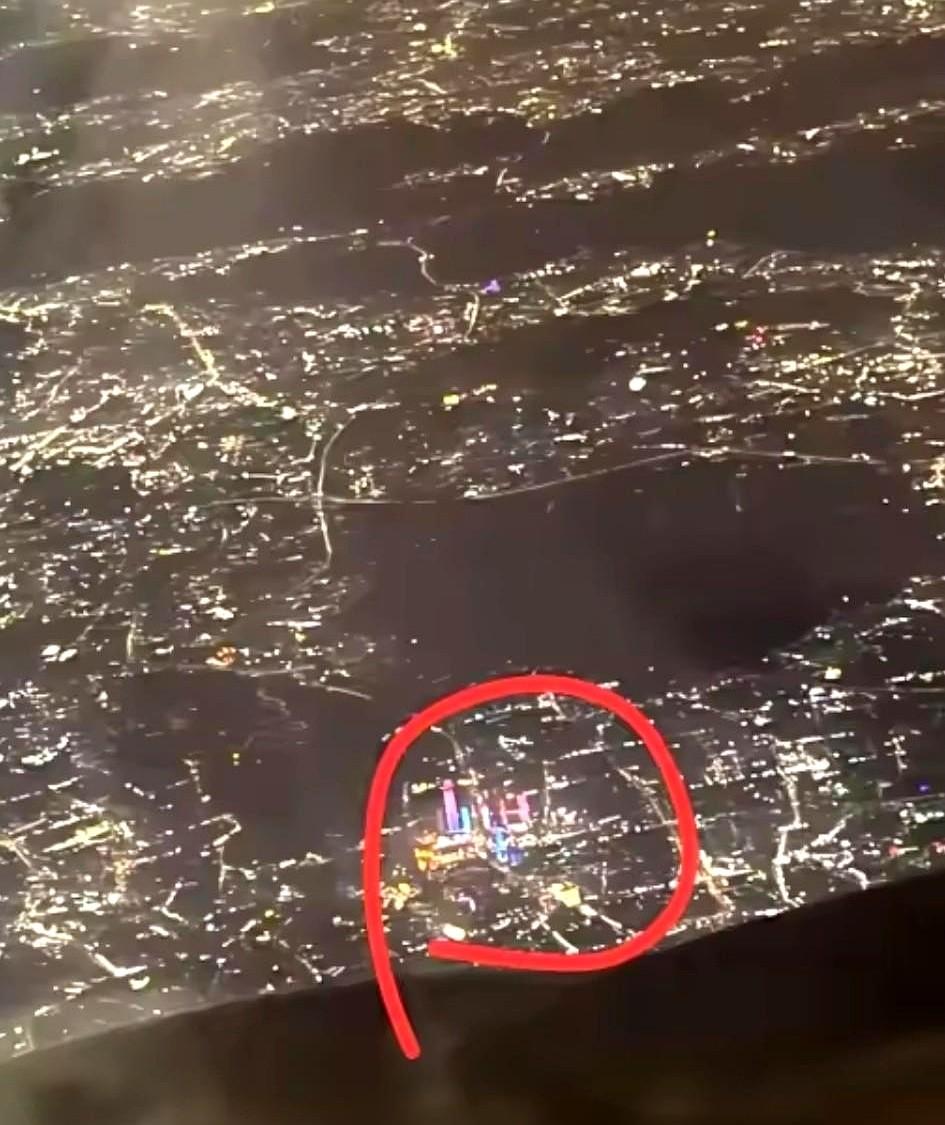 刷到这张图我立刻坐直了！

作者在广州住了三年，却被一张夜景惊到，说明再熟的城市