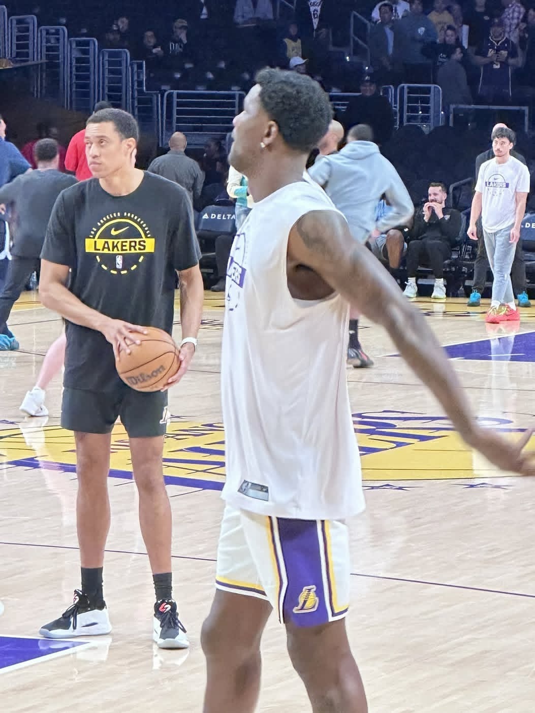 艾顿和卢卡正在热身训练。灰熊vs湖人曝湖人勇士将有交易达成