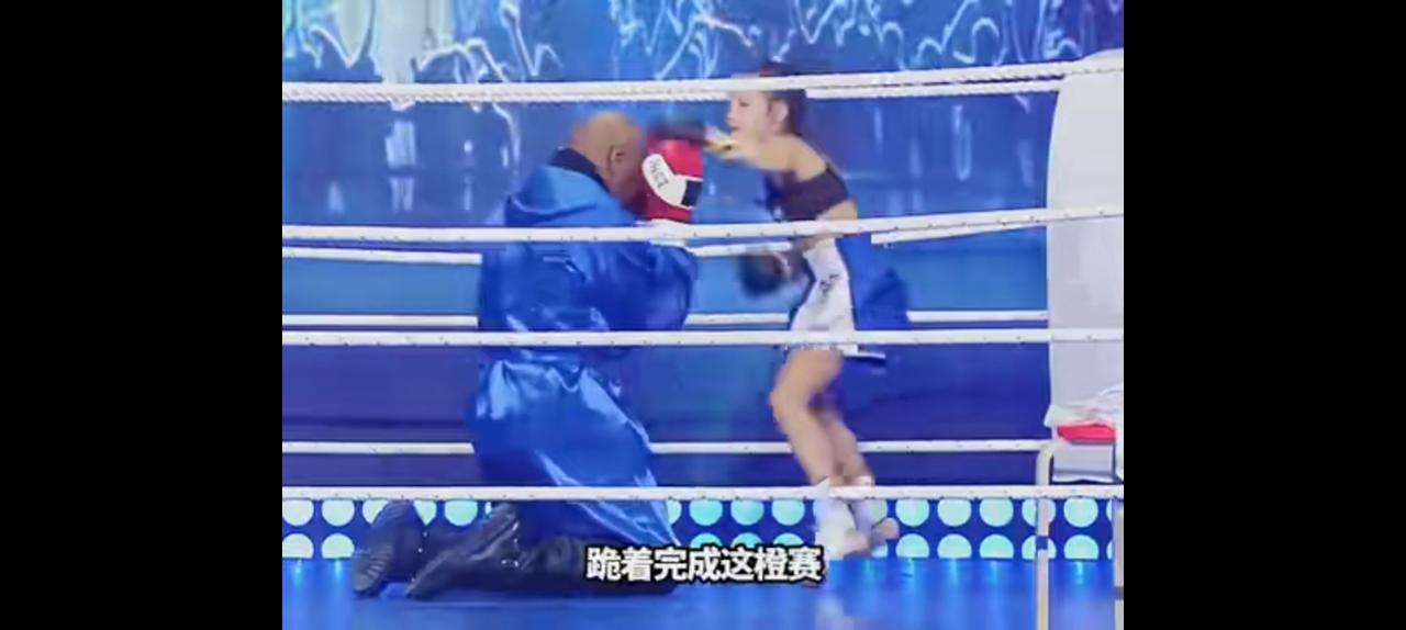 拳王泰森跪着迎击对手的连续暴击，一场不对称的胜利感人泪下。
九岁的意大利女孩米娅