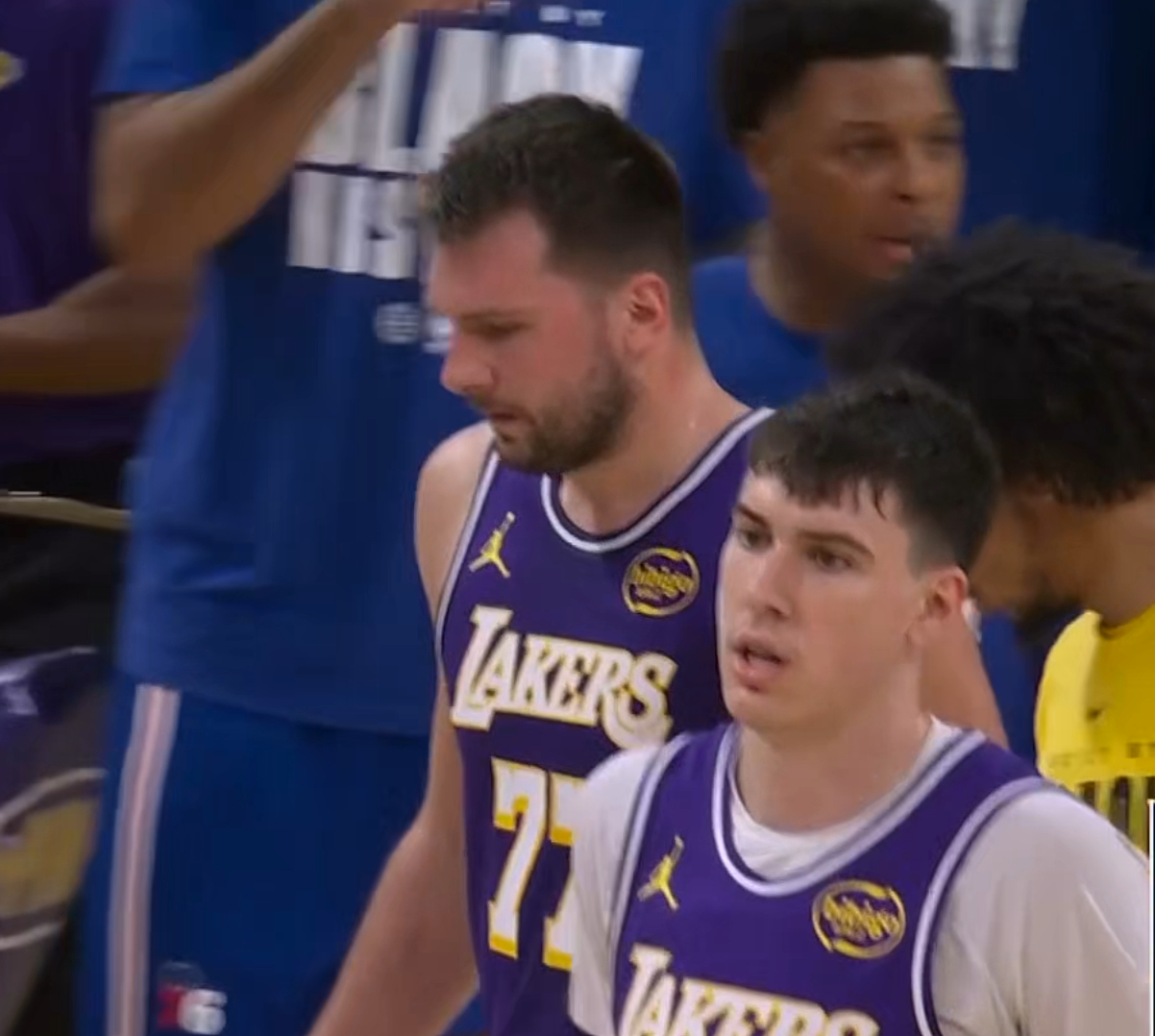 77好像拉到腿了？湖人