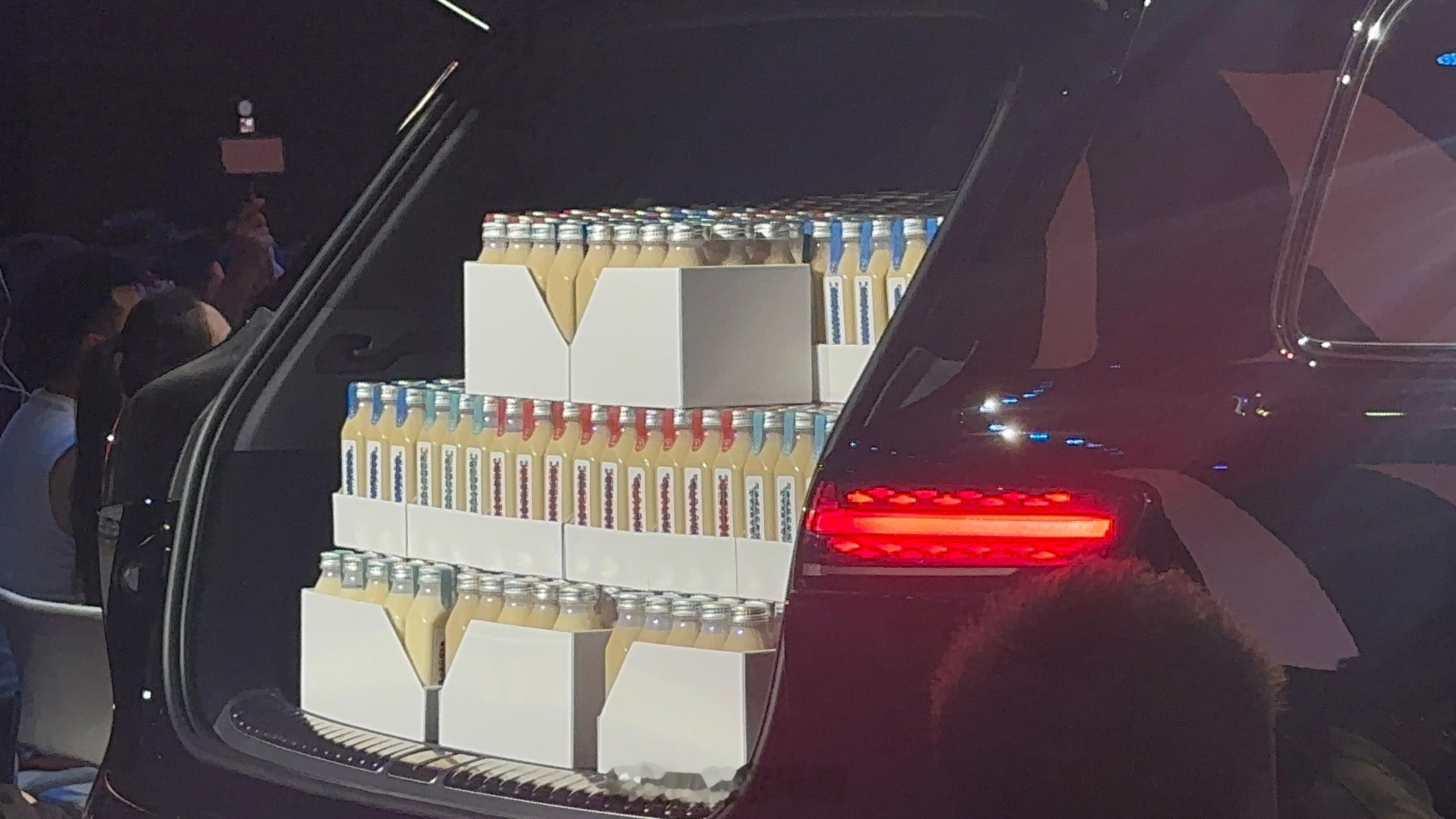 车企发布会现场狂发888杯奶茶 建议所有品牌卷卷这个岚图泰山x8五座新王