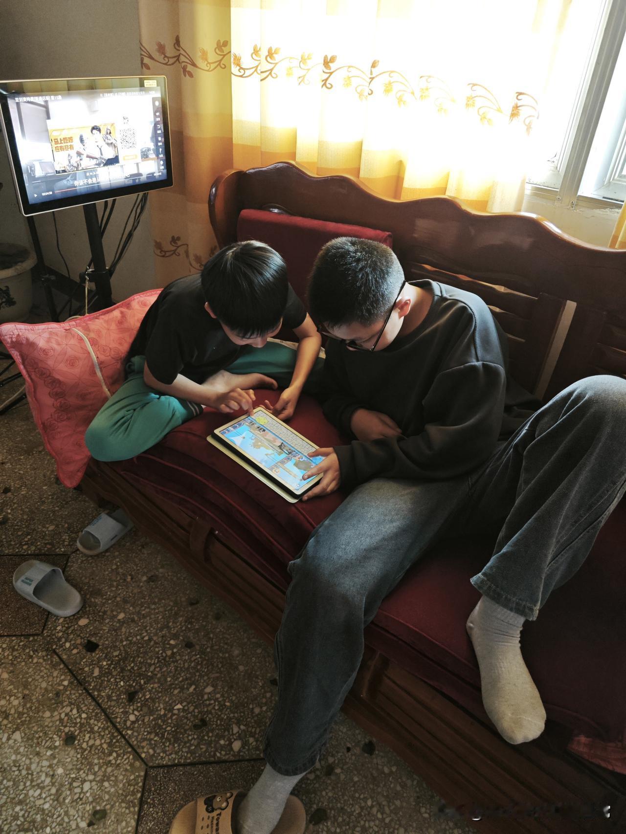 过年回家，孩子的世界只剩屏幕？
 
今年回村过年，我算是彻底见识到了什么叫“电子