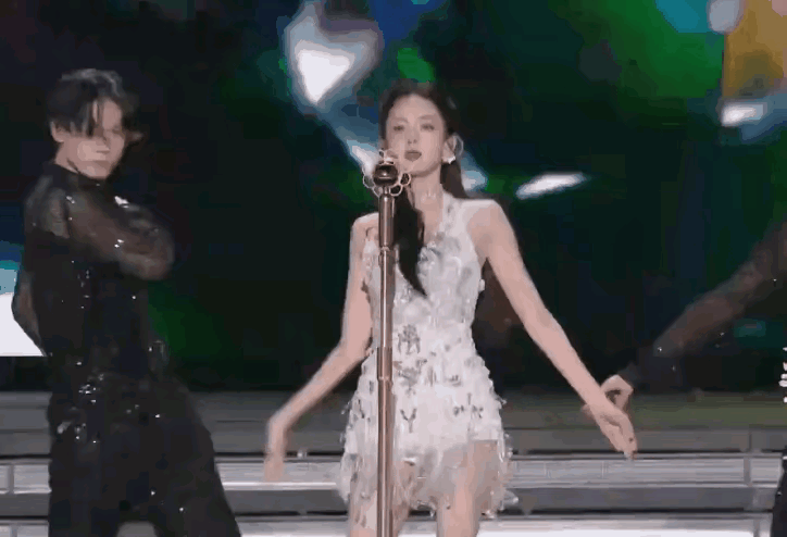 哇，第一次看娜扎她的舞台表演，真的可以秒女团[赞][比心]
