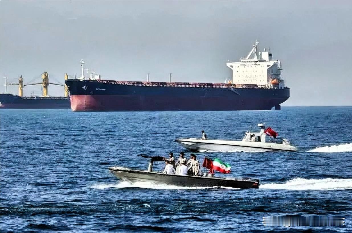 美军海上封锁彻底失效，伊朗油轮硬闯打脸现场，4月20日，阿拉伯海的封锁线翻车了。