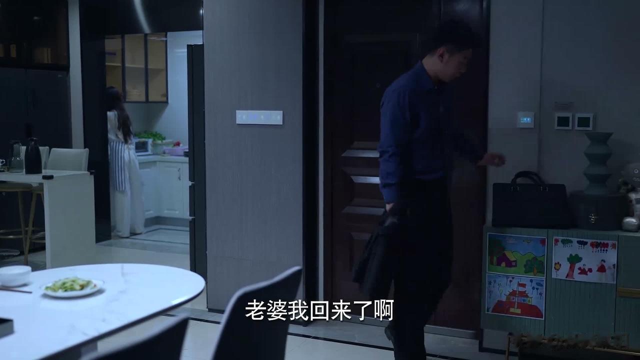 《公诉》剧中，欠了一屁股赌债的陈永刚，赢钱后，不忘讨好妻子，买了她肖想很久价值2