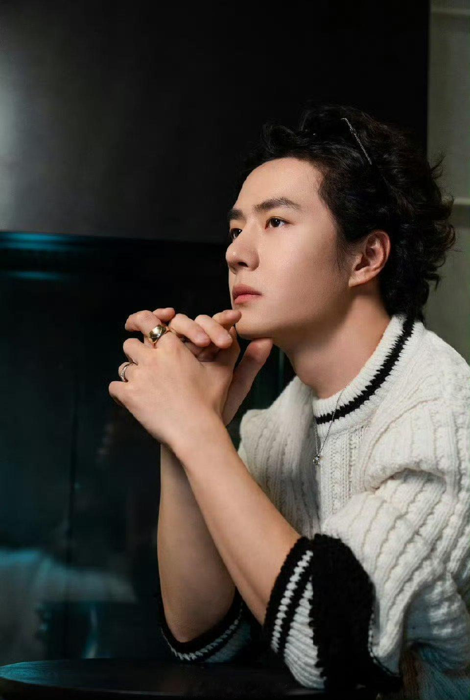 王一博毛衣居家大片，卷毛小酷哥Bking拉满了 