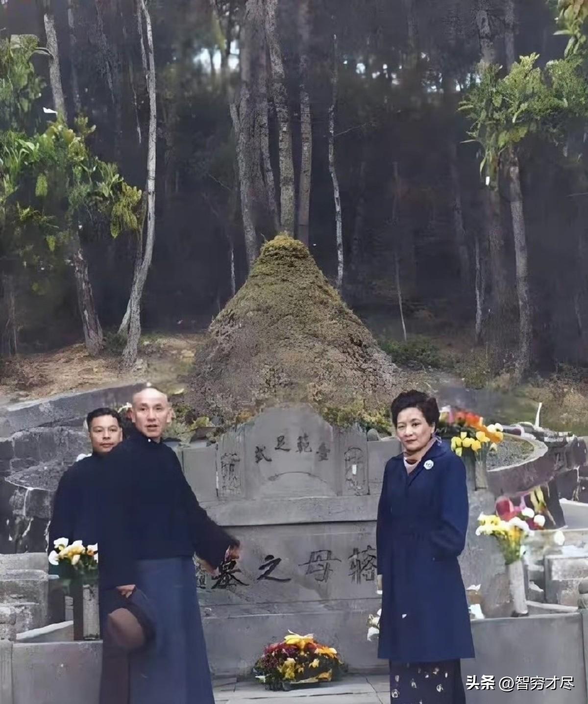 1949年，宁波。蒋介石回乡为母扫墓，他将坟头垒得高高的，因为他不知以后还否有机
