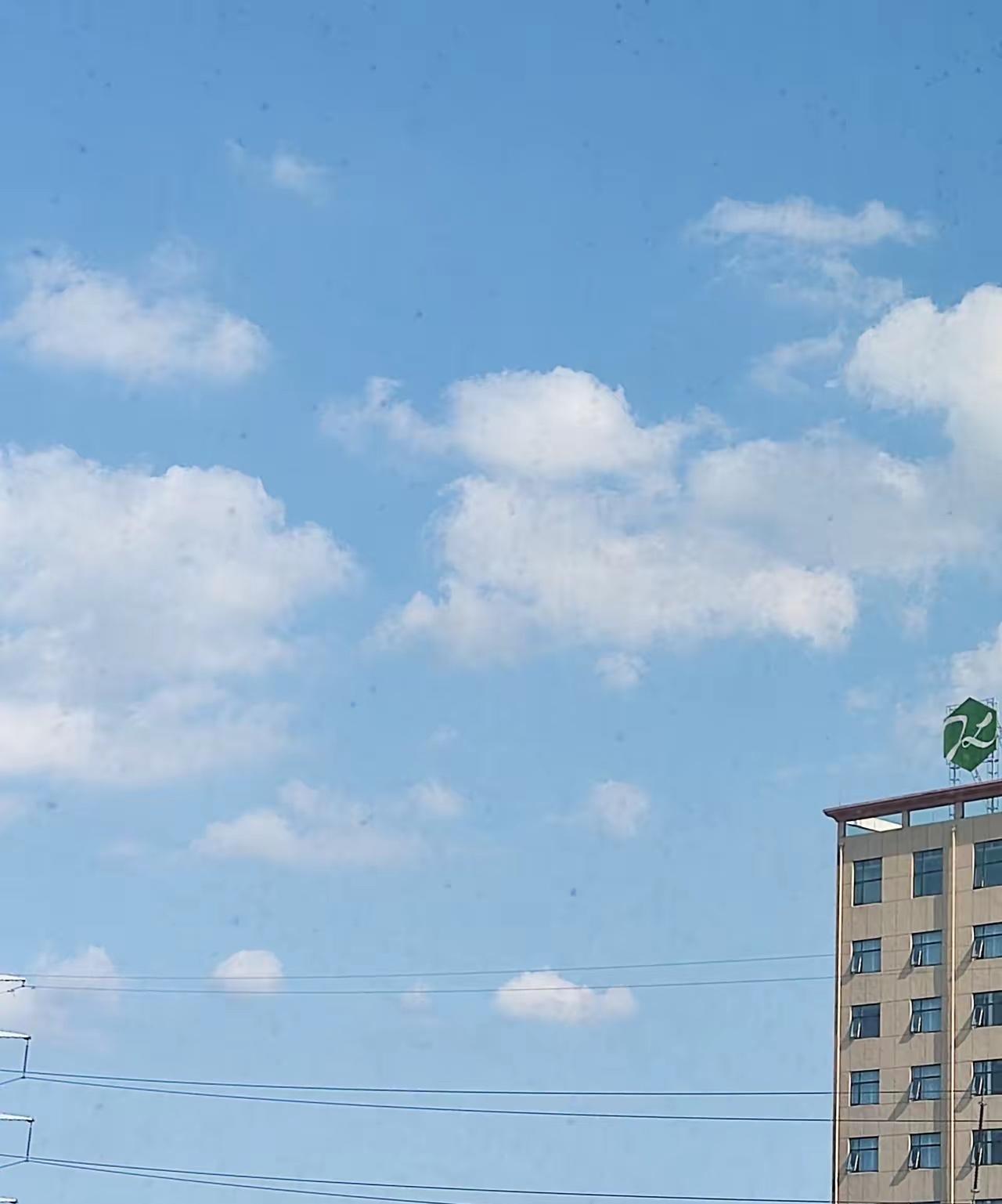 高温天气，千万不要有这些作死行为：


这个夏天像开了挂，地面温度烫脚，户外动不