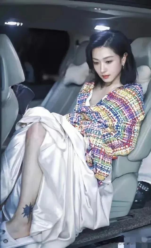 万茜身上的纹身位置很新潮啊！不过这图可真大，乍一看有点吓人。不过嘛，每个人的喜好