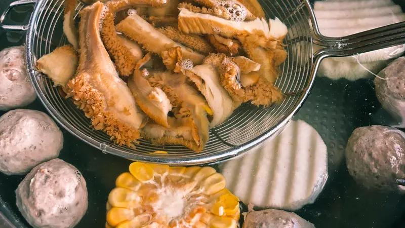 6月1日广东汕头，一桌游客吃潮汕卤水火锅点了400多元菜品，吃了七成左右后嫌“卤