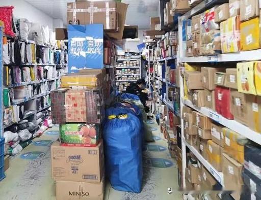 现在，快递业飞速发展，全民快递深入城乡普普通通的老百姓心间啦！

随着快递的飞速