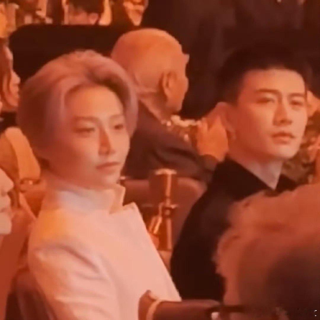 任嘉伦与刘雨昕内场紧挨着热聊，你俩细聊什么呢？ 让我们听听好嘛？ 