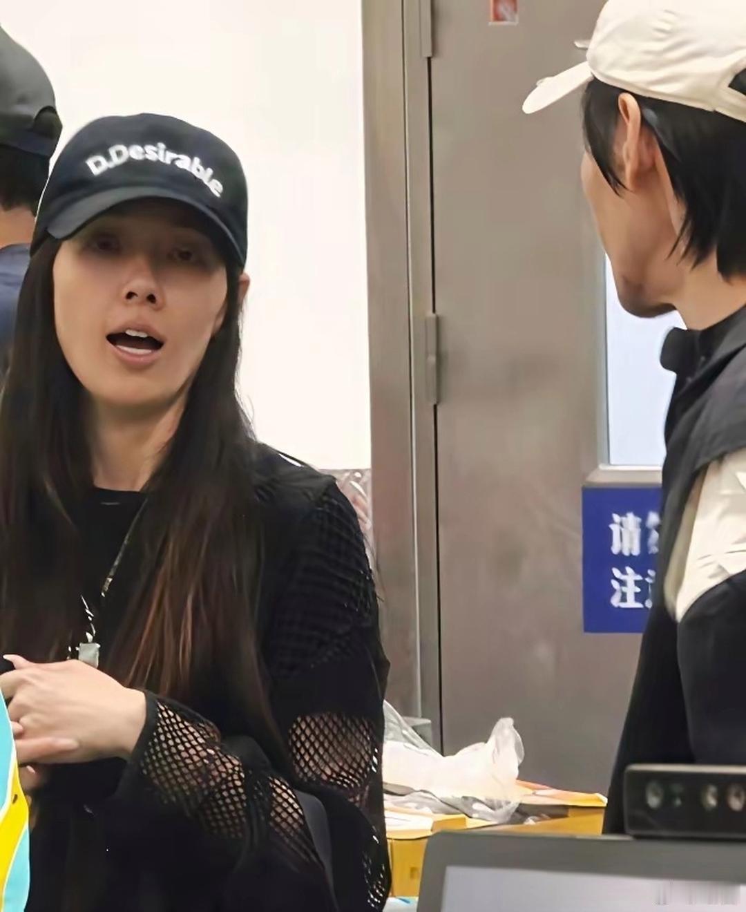 42岁郭碧婷和老公一起去超市采购，私底下不化妆，脸颊都瘦得凹陷了，这还是以前的女
