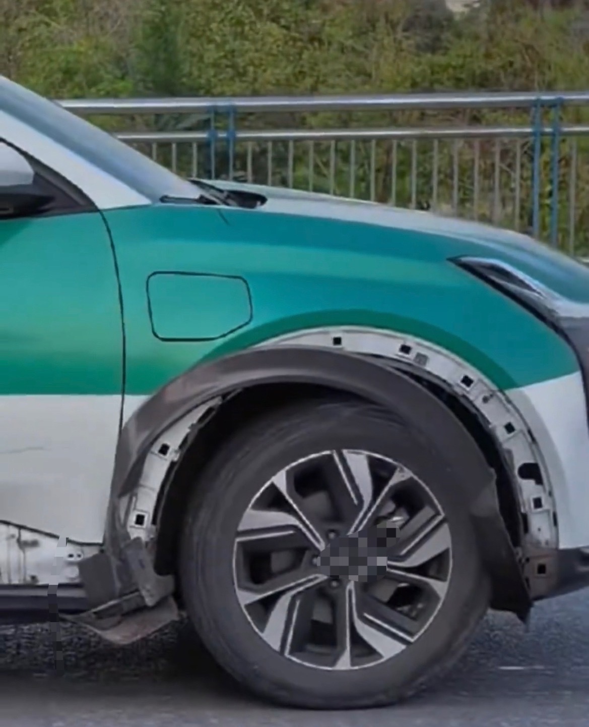 4月24日，网友反映：玉林一出租车撞到限宽墩车被刮坏了，司机师傅你开那么快干嘛呢