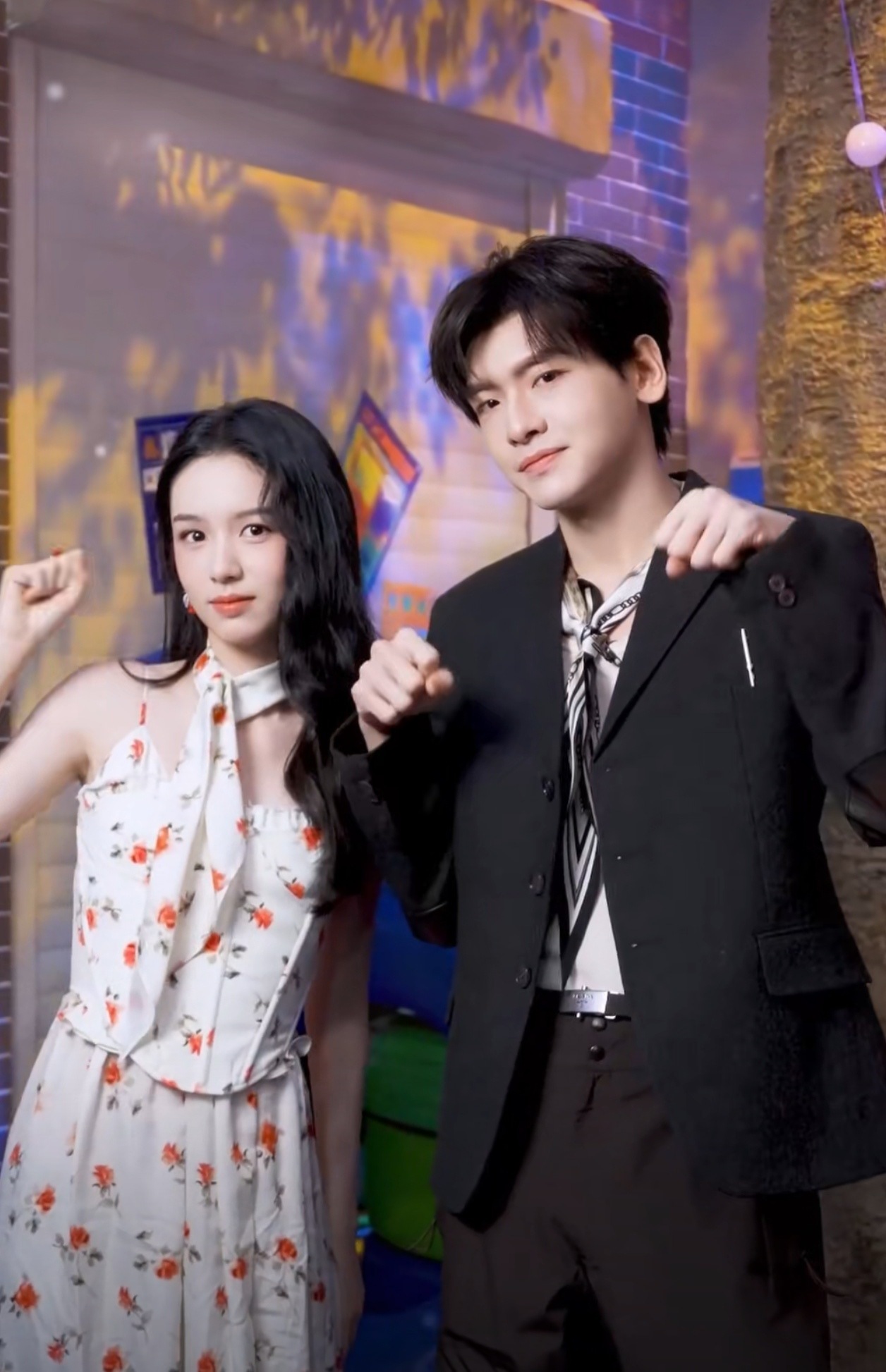 看周也和翟潇闻玩游戏，仿佛在看一场热血高校对抗赛！这俩人是半点没在让的。周也翟潇