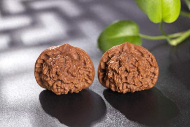 玩文玩核桃90% 新手踩坑：药水核桃看着白净，一辈子盘不红