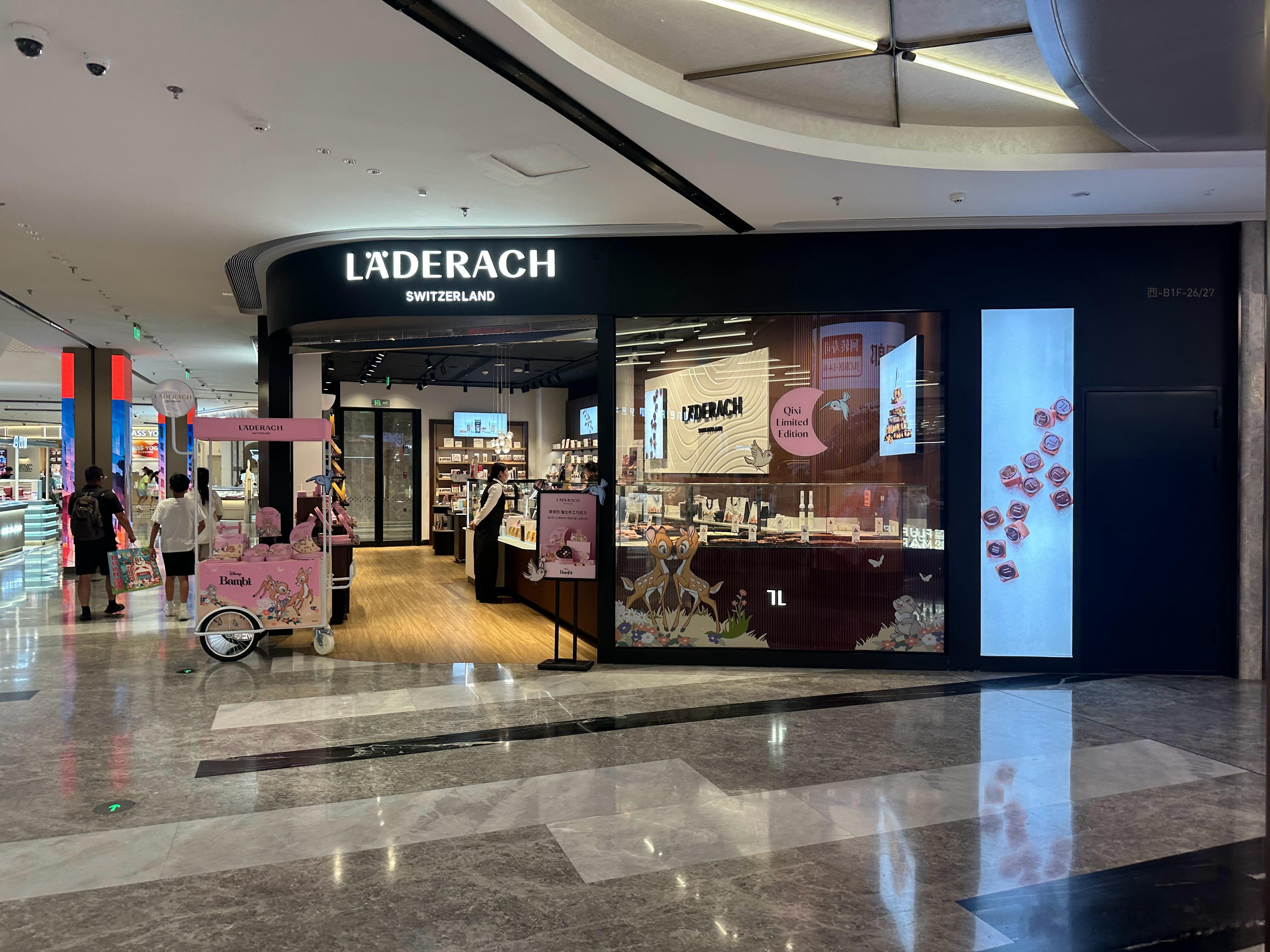 我问路这家店怎么走，一个小菇凉指引我，她原话:就在前面，死贵死贵的那家 南京·J