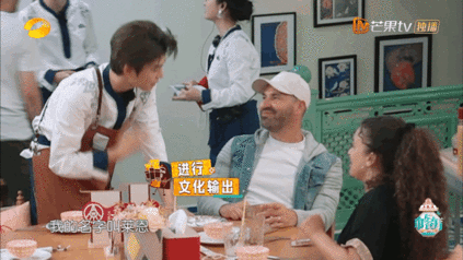 丁禹兮都不白来嗷中餐厅来中餐厅的客人怕是都要夸丁禹兮吧？送有意义的徽章，还会主动