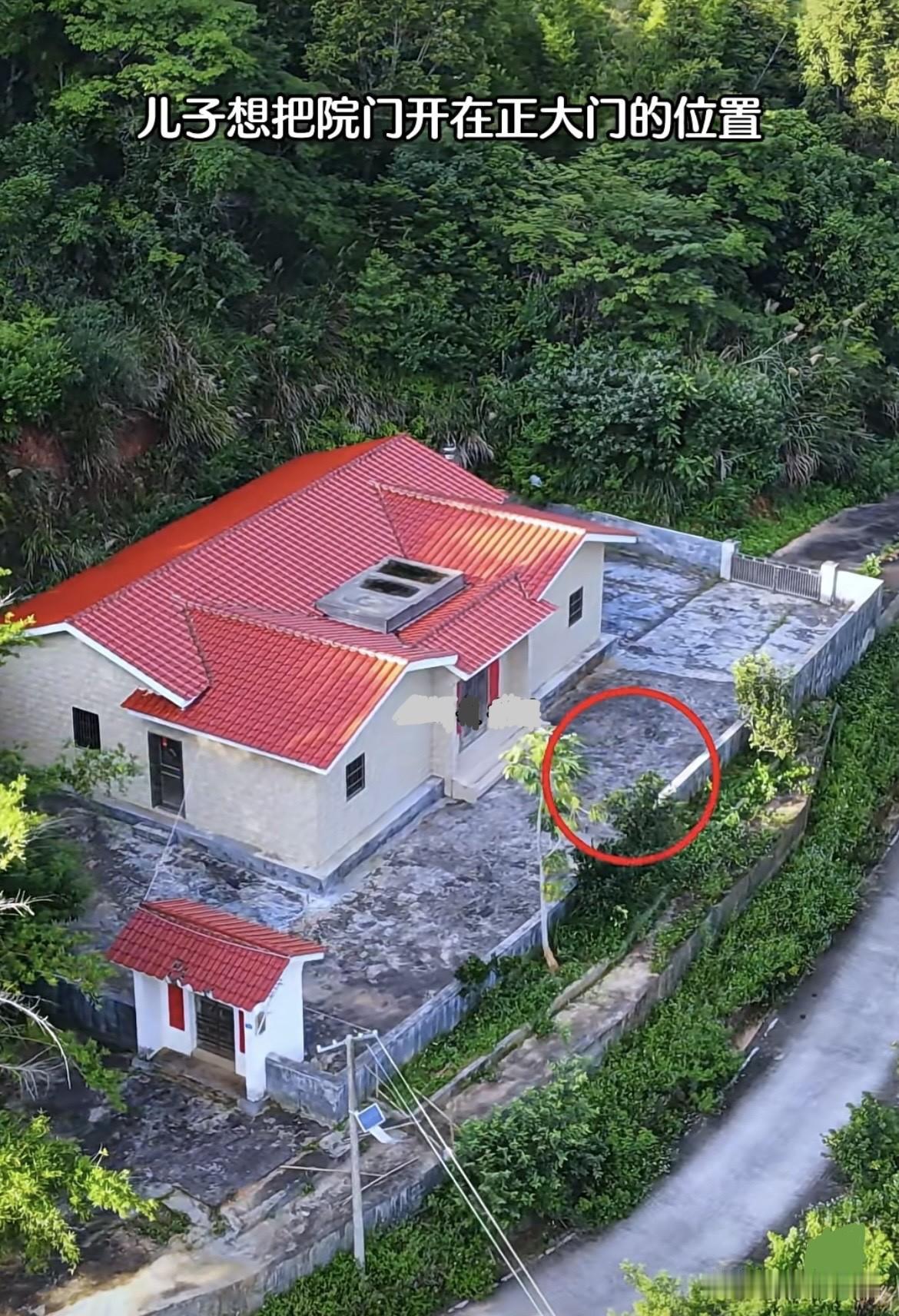 去年辛辛苦苦把房子🏠建好，
计划在家周边围个院子的，
可提到开院门时，父子意见