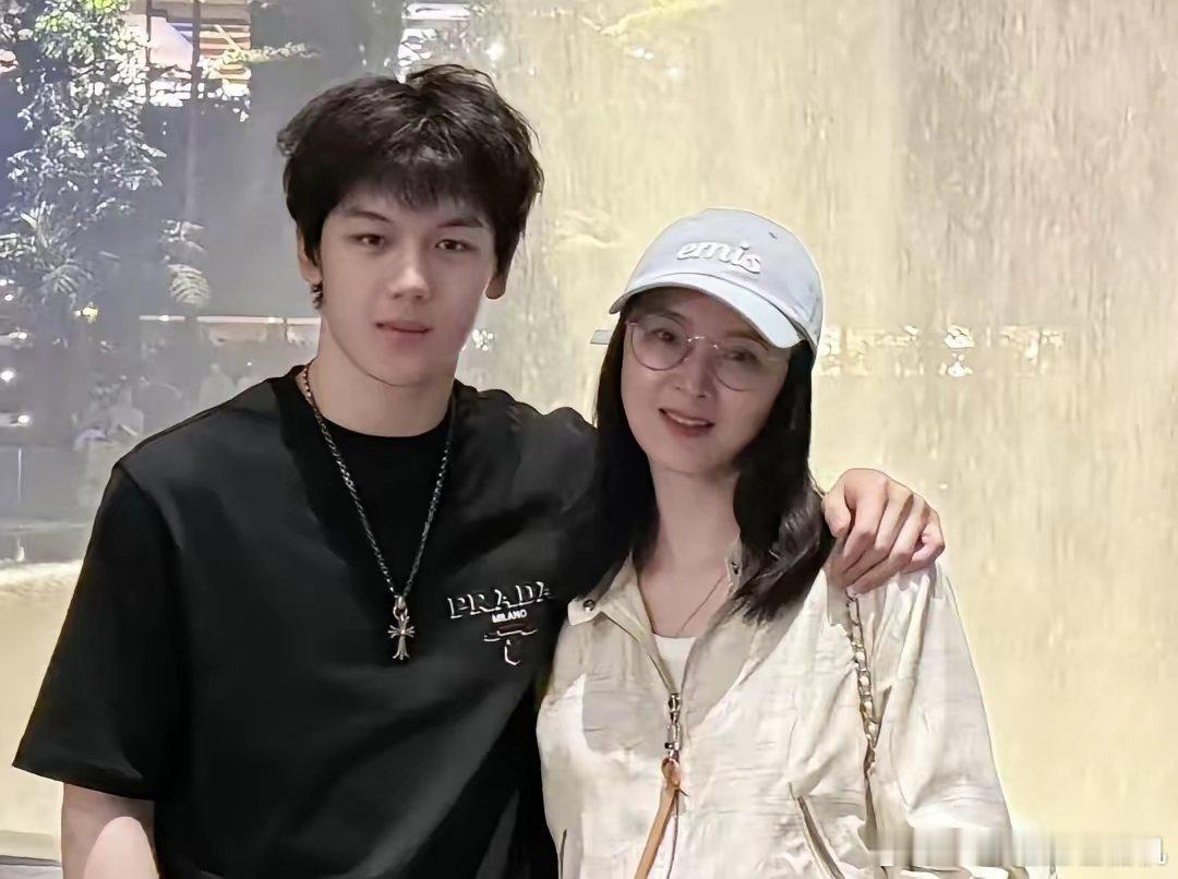 我能接受王艳变胖了，也能接受王艳不演戏，但真的不能接受，她都51岁了，站在儿子旁