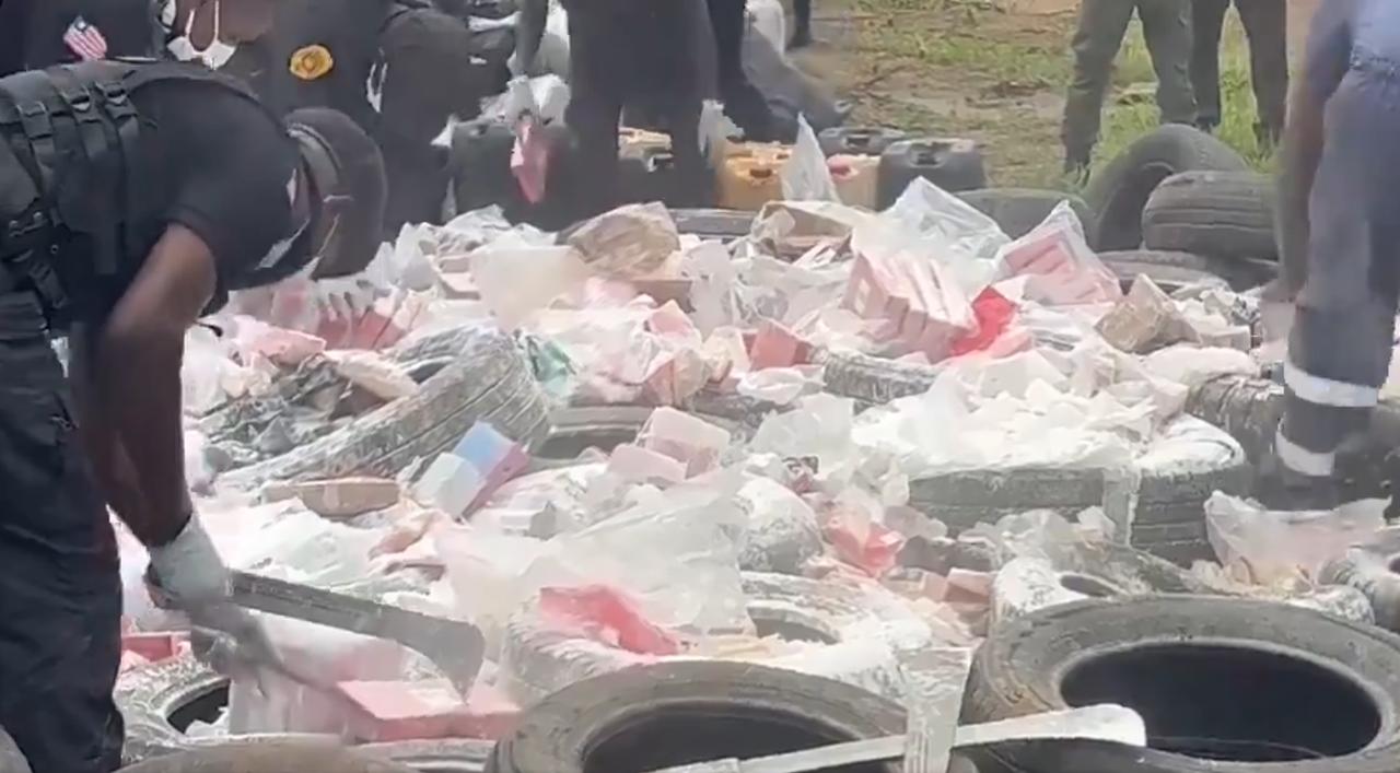 在利比里亚警方高层官员涉嫌参与该国史上最大规模的毒品查获行动后，当局公开焚毁了价