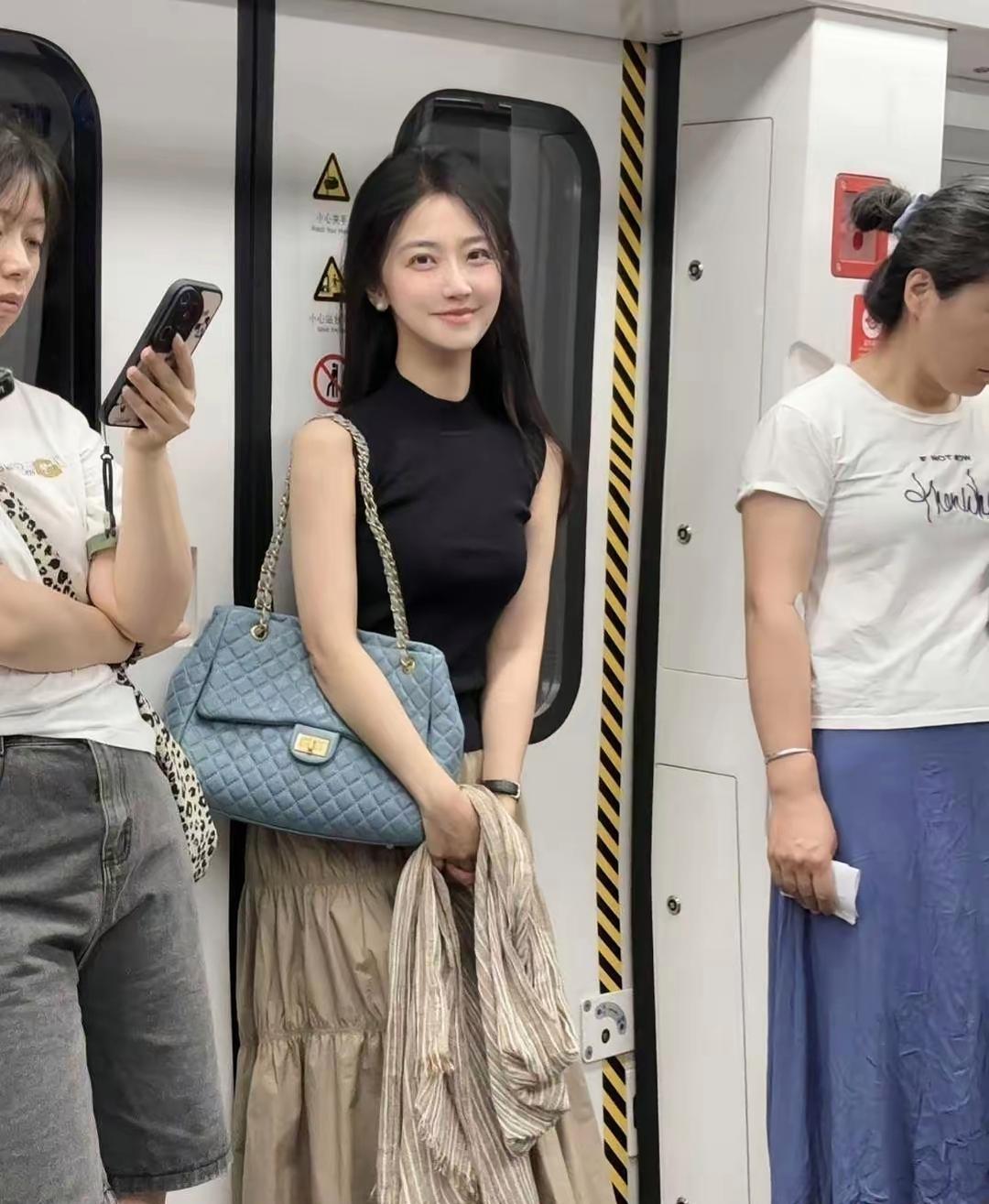 高铁上看到的，这颜值好高