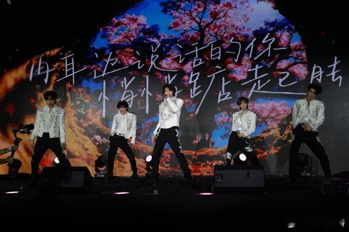 未出道男团开放粉丝探班练习室内娱首个对粉丝开放练习室的养成组合透明化运营收获一众