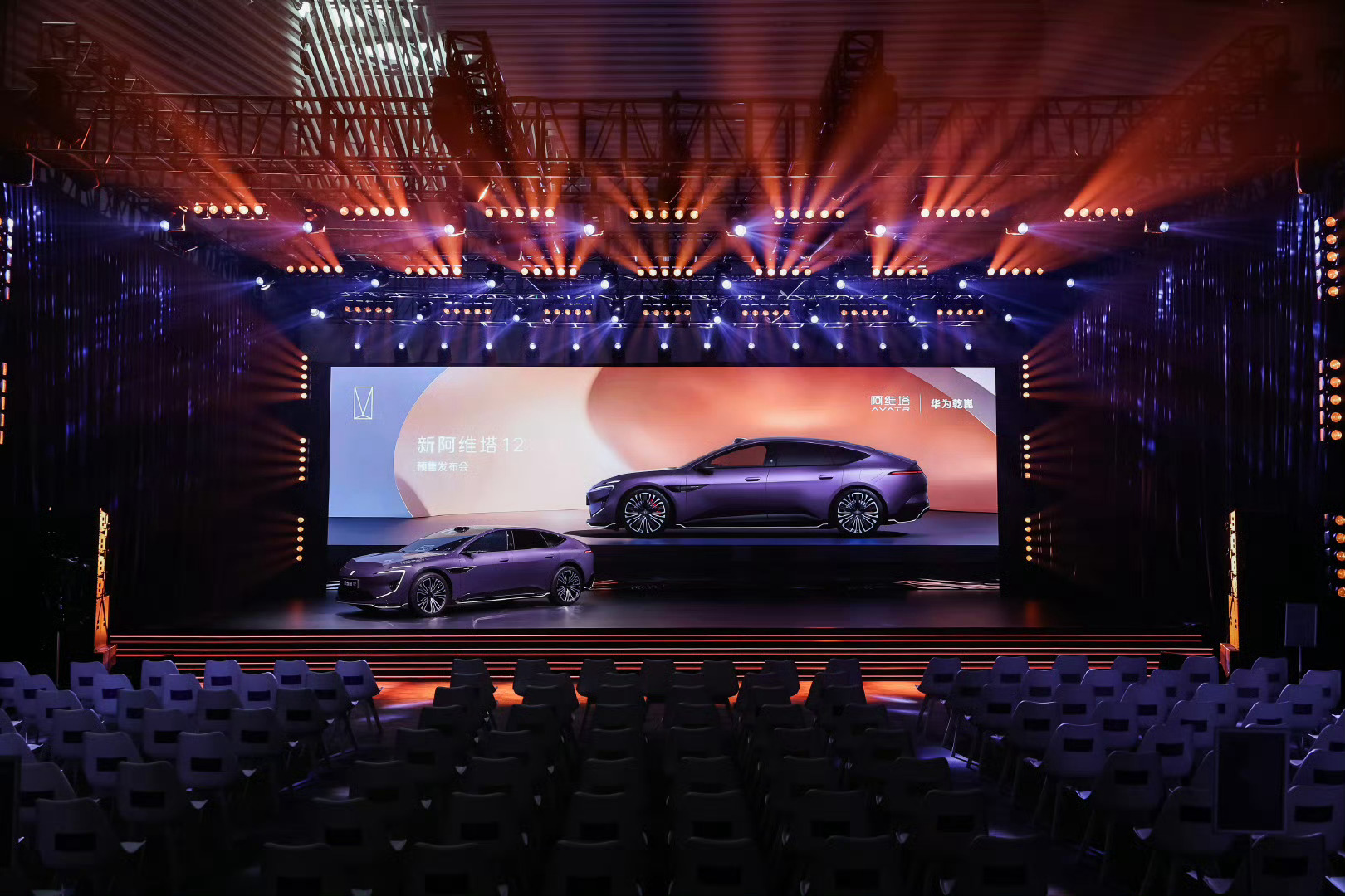 阿维塔12阿维塔12定位中大型豪华纯电轿车，标配4颗激光雷达与华为乾昆智驾，搭载