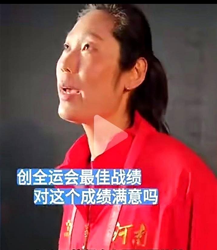 2025年11月19日，朱婷带领河南女排赛后受访时被宋某某爆粗口。当时宋某某追问