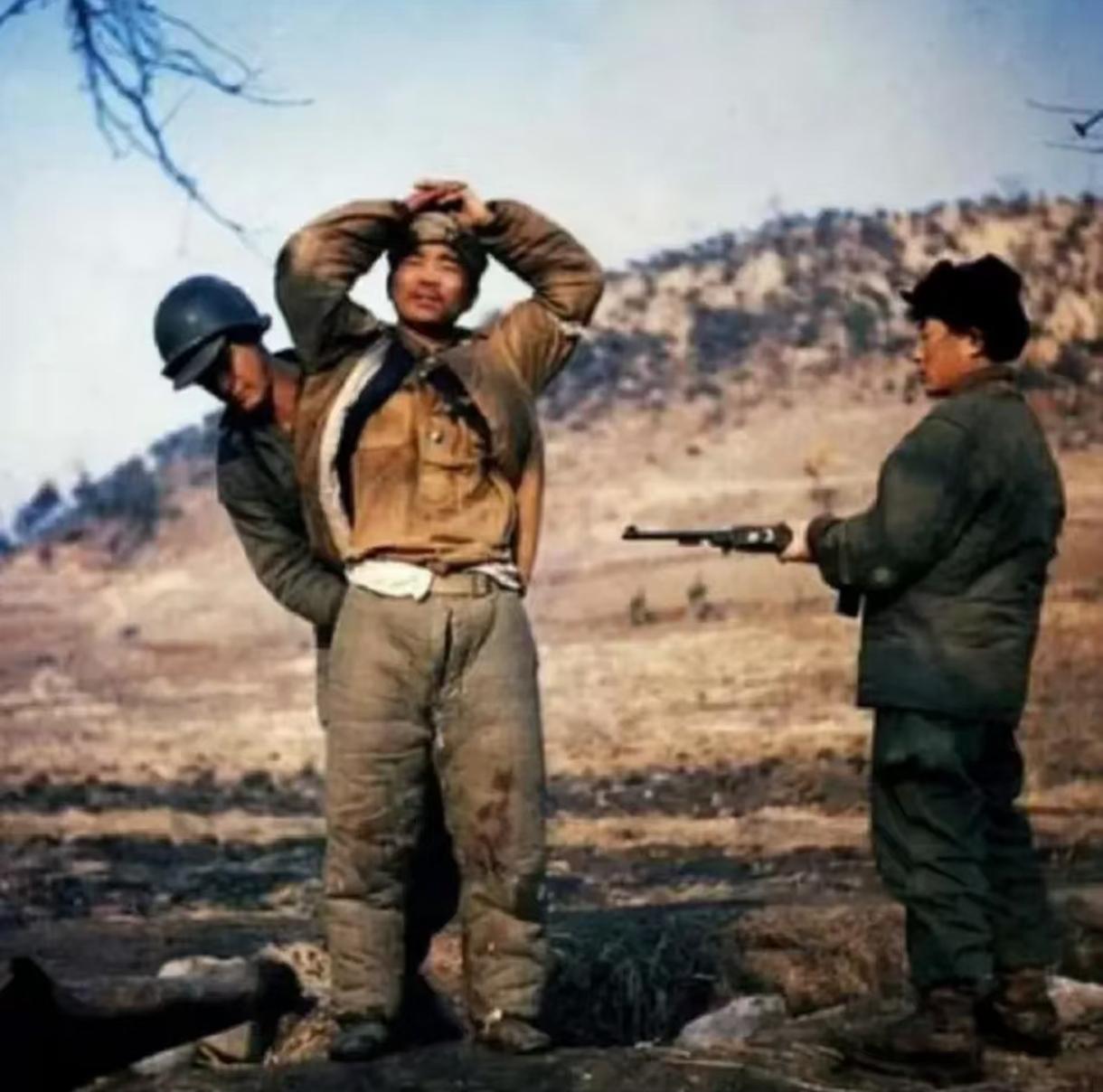 1954年，55名志愿军战俘的选择

朝鲜停战第二年，战俘营里两万多人面临选择：