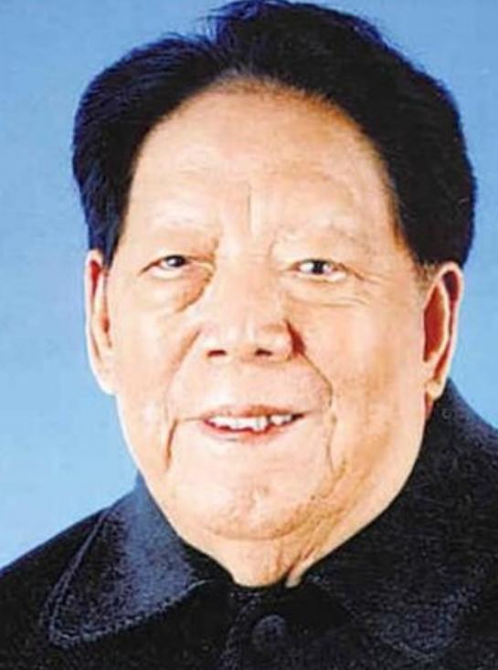 1996年。离休的铁瑛将军正在家里看报纸。就在这时，女婿走了进来。女婿说：爸！你