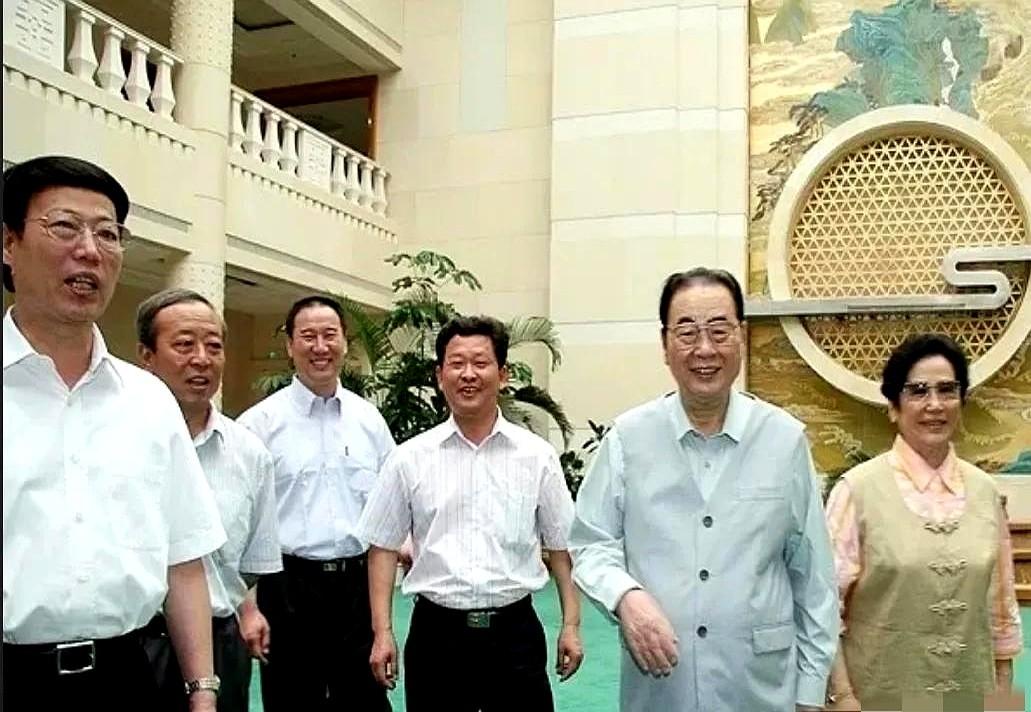 一张老照片，把2006年的烟台东山宾馆推回热搜。

画面里，李鹏站在刚铺好的柏油