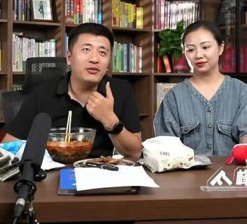 张雪峰公司的001号员工万霞，刚开始应聘时工资只有3500，她觉得有点少，可她男