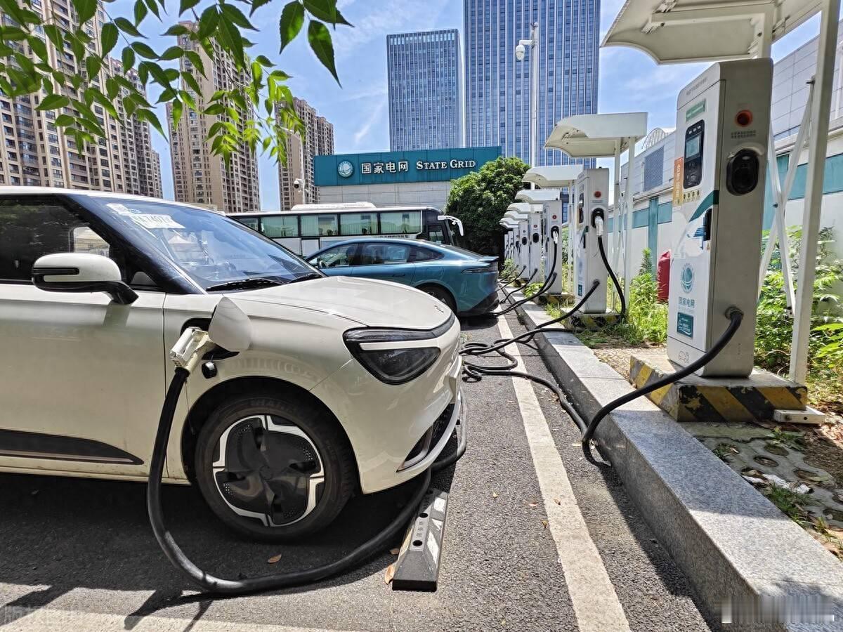 李斌称新车迭代太快造成浪费现在换汽车快要和换手机一个速度了，新车迭代太快，去年买