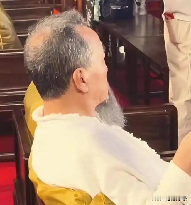 66岁刘亚津现身西安，老态龙钟拄拐杖，留长胡须戴佛珠，仙风道骨！[灵光一闪][灵