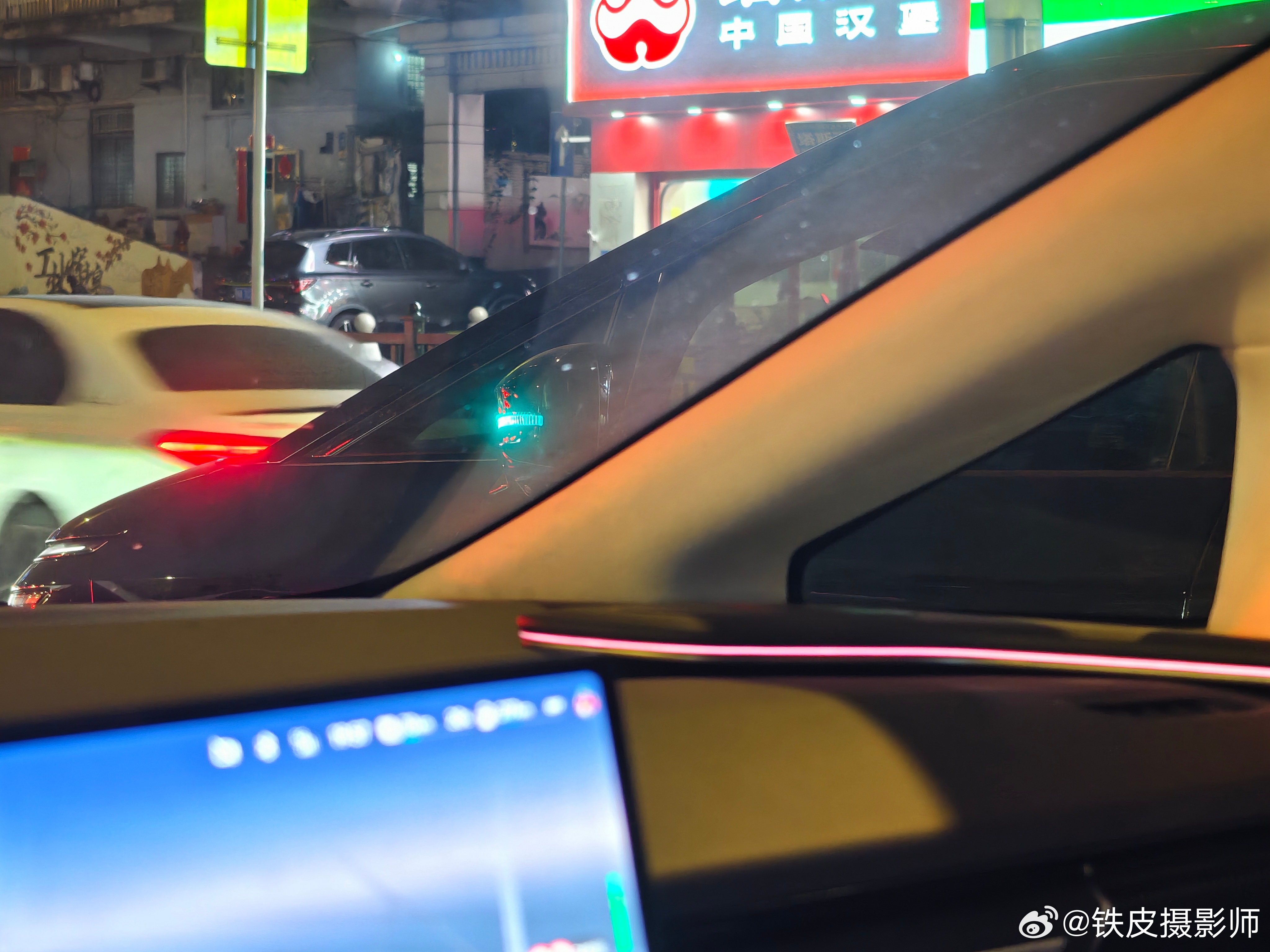 卧曹！今晚周末晚高峰路况这么好的吗？从办公室开车回家，小鹏 X9 的 VLA2 