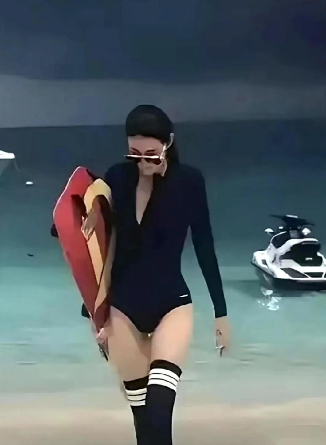 刷到王宝强和他女朋友的照片，一下子给我干沉默了，
这个新女友，冯清，一米七八的个