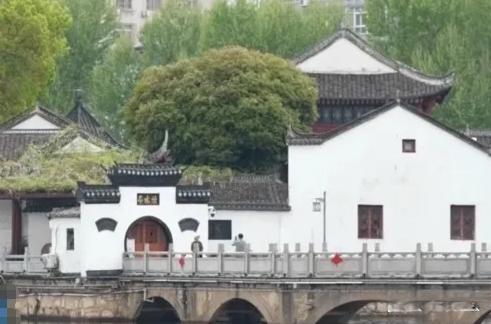 免费游一趟，114位老人丢了500万养老钱！

这事儿发生在江西九江。骗子在公园